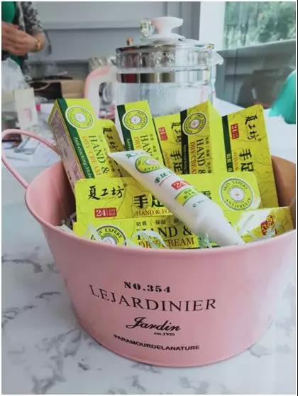 岳灵生发网红店夏工坊出品的护手霜