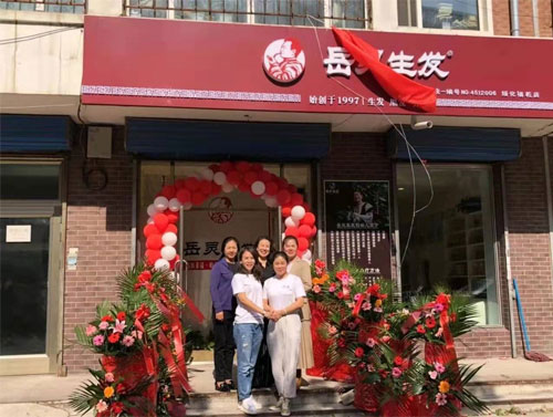 饱受白发困扰多年，现在一头黑发的她已开第二家岳灵门店!