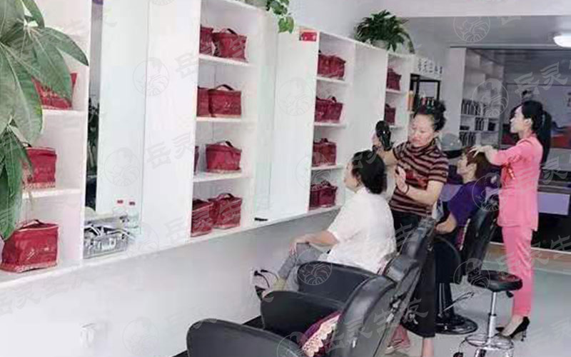 投资开养发馆加盟好还是自己做好?